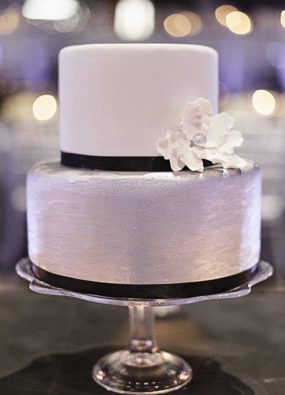 Silver Wedding theme_Silver and black cake